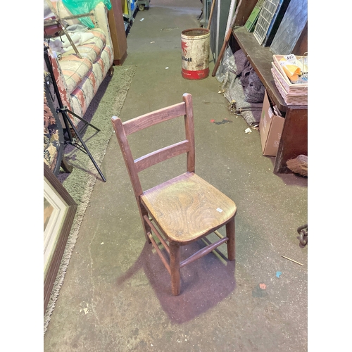 1404 - Small wooden chair