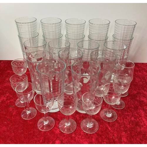 85 - A tub of glassware including a quantity of beakers