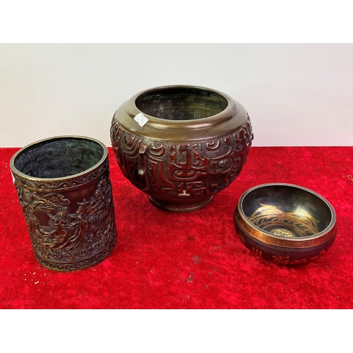 362 - Two Oriental vases and a dish