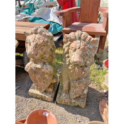 6 - A pair of terracotta lions - 67 cm tll