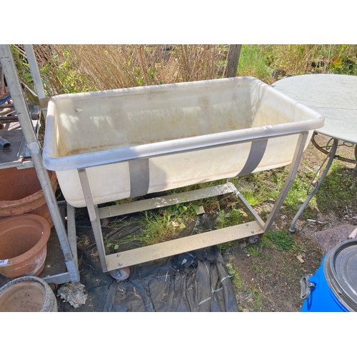 63 - Plastic trough on metal stand - Measues 115 cm x 66 cm x 87 cm tall