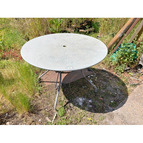 64 - Circular metal garden table - 110 cm diameter