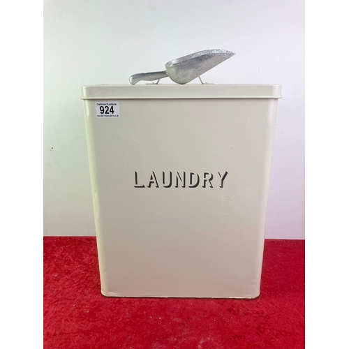 924 - Tin of laundry powder bin