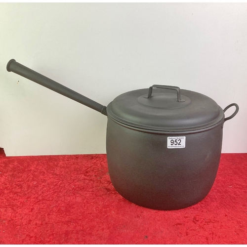 952 - Large iron saucepan - 28 cm diameter