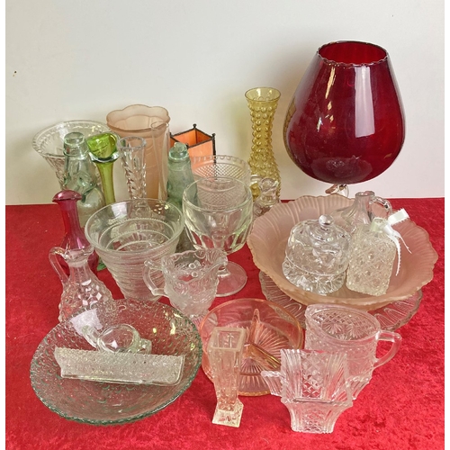 998 - Large quantity of collectible glassware