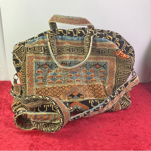 947 - Large carpet bag