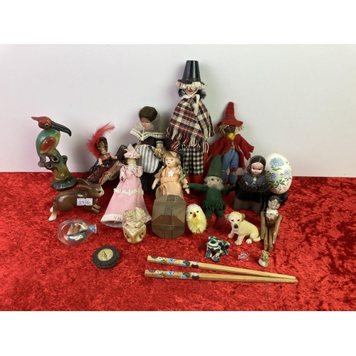 30 - Mixed miniature dolls and trinkets