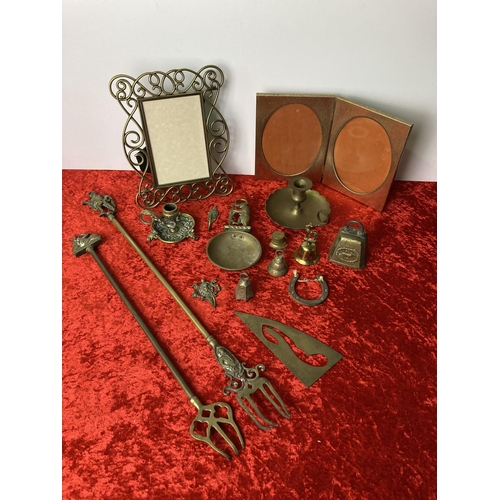 39 - Mixed collection of brass items including toasting forks