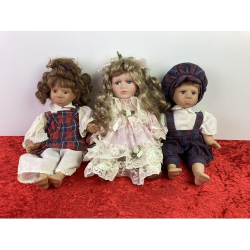 181 - 2 small collectible china dolls