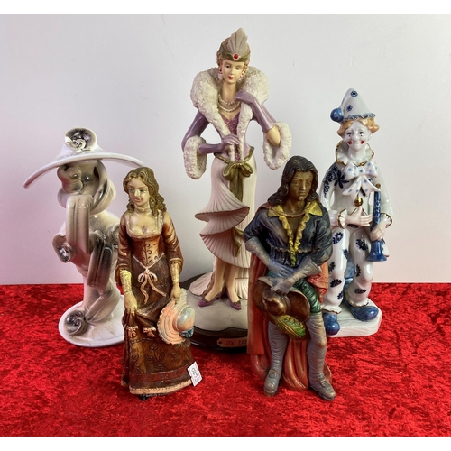 202 - 4 model figurines