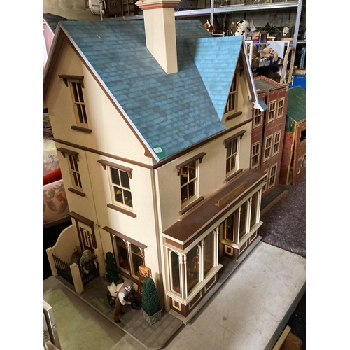 190g - Magnificent dolls house, with hardware shop on ground floor, tea shop upstairs. Extremely well furni... 