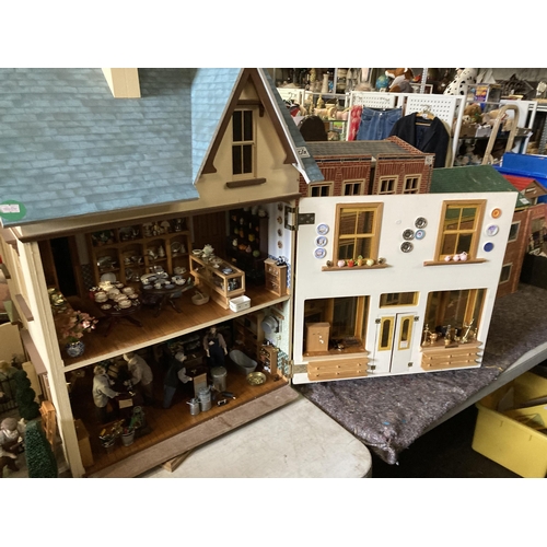 190g - Magnificent dolls house, with hardware shop on ground floor, tea shop upstairs. Extremely well furni... 