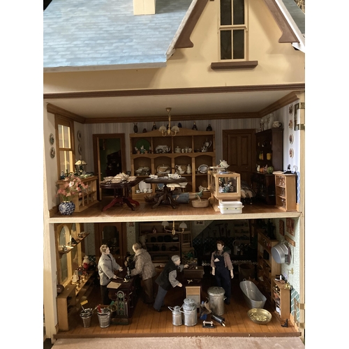 190g - Magnificent dolls house, with hardware shop on ground floor, tea shop upstairs. Extremely well furni... 