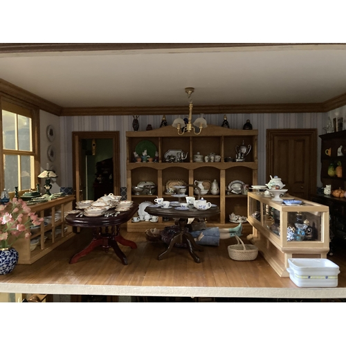 190g - Magnificent dolls house, with hardware shop on ground floor, tea shop upstairs. Extremely well furni... 