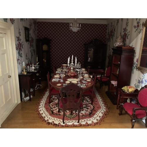 190h - Incredible 4-storey dolls mansion, with extraordinary detailed furnishings. Fully staffed. Approx 14... 