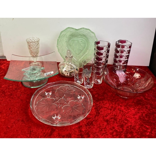 843 - A selection of collectible glassware