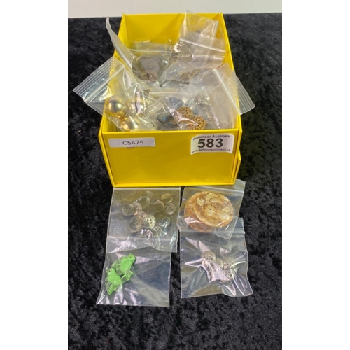 583 - Large quantity of vintage buttons, all packaged in sets