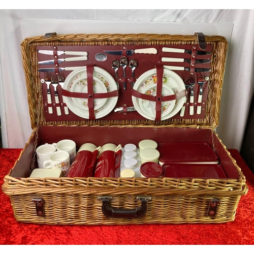 77 - Magnificent iconic, fully equipped 6-person Brexton picnic hamper as used in the film 