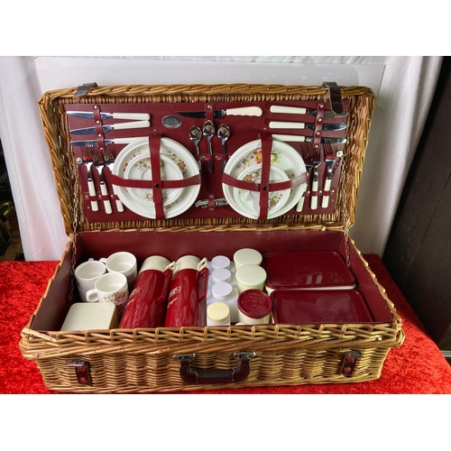 77 - Magnificent iconic, fully equipped 6-person Brexton picnic hamper as used in the film 