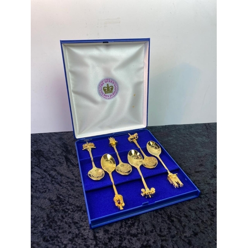 124 - Collector’s World 2002 Queen’s Jubilee 22ct gold finish collector’s spoons set in case