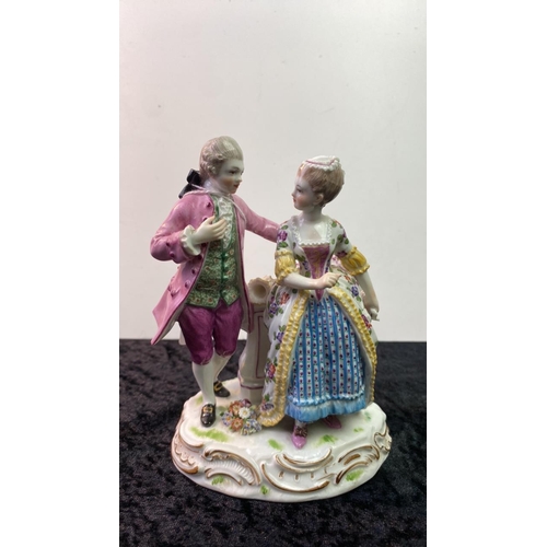 38 - Stunning 19th century Meissen figurine of a quarralling couple in perfect condition. 15 cm tall.