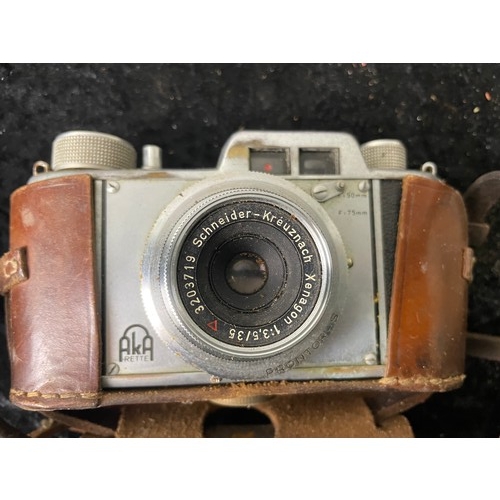 93 - Collection of vintage German cameras and lenses