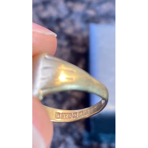 559 - A 9 carat gold signet ring 16mm diameter. 3g