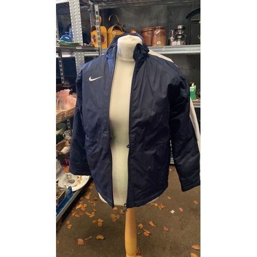 669 - A collection of 4 vintage Nike tops/jackets in varying sizes