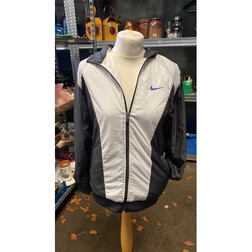 669 - A collection of 4 vintage Nike tops/jackets in varying sizes