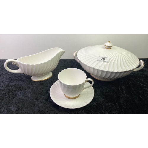 79 - Royal Worcester Mayfair dinner service including serving plate, 6 dinner plates, 7 medium plates, 6 ... 