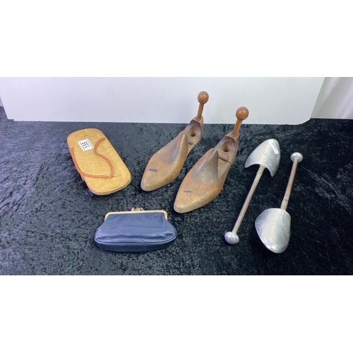 155 - A pair of shoe makers wooden models, a pair of shoe stretchers, one Oriental shoe and a purse (of co... 