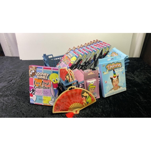 195 - A quantity of brand new beauty face masks - Loony Tunes and Disney along with DIsney Princess Hand S... 