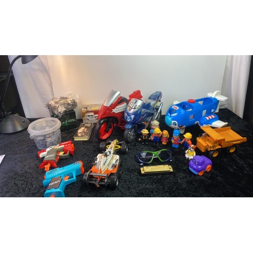 206 - A selection of toys including Fisher Price, model cars and soldiers etc etc