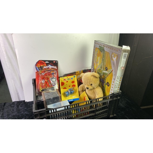 221 - A selection of brand new toys, including a helicopter, metal assembly kit, Paddington activity set, ... 