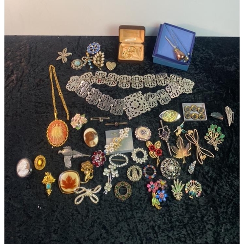 323 - Basket of costume jewellery brooches, a white metal belt, hat pins and a set of six miniature compas... 