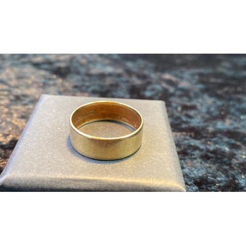 549 - A 9 carat gold Gents wedding band - 18mm diameter. 3.15g