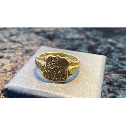 550 - A 9 carat gold mens monogrammed ring. 20 mm diameter. 6.4g