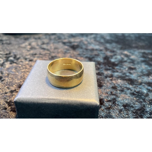 552 - 9 carat gold Gent’s wedding band. 20 mm diameter. 5.5g