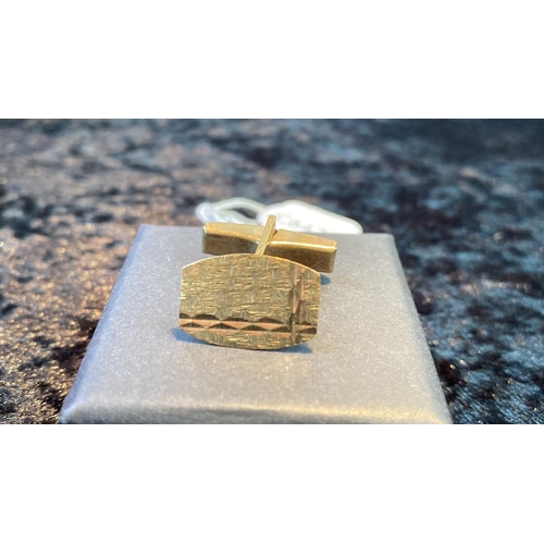 553 - A single 9 carat gold cufflink. 3g