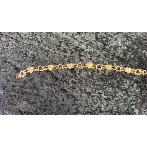 556 - A 9 carat gold heart chain link bracelet. 3.4g