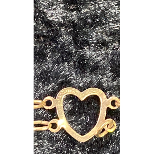 556 - A 9 carat gold heart chain link bracelet. 3.4g