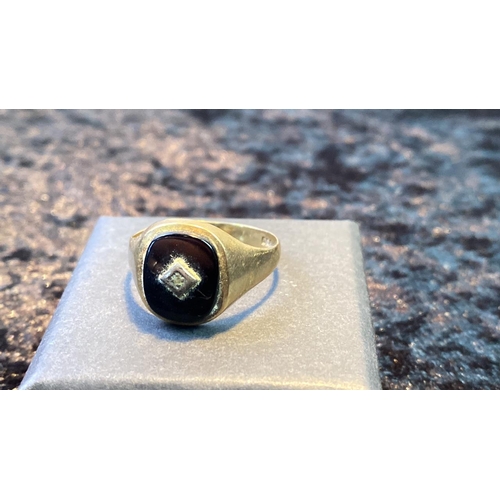 558 - A 9 carat gold Gent’s signet ring with black stone and diamond. 3g