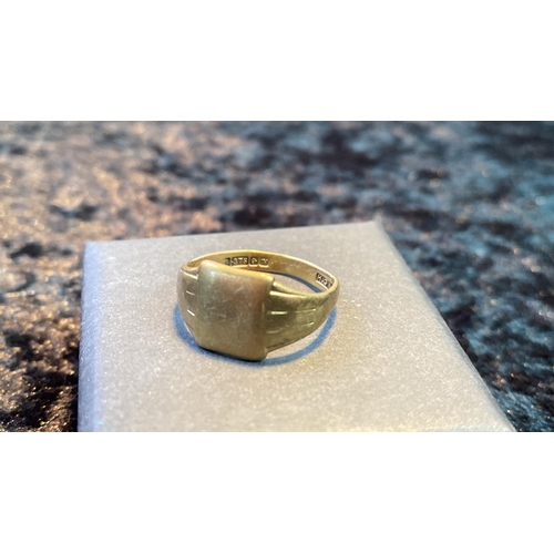 559 - A 9 carat gold signet ring 16mm diameter. 3g