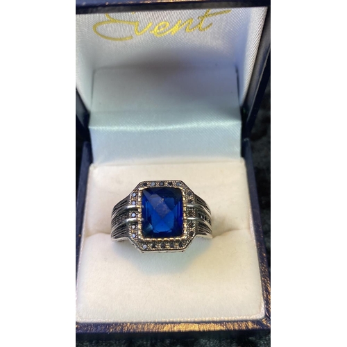 565 - Decorative Gent’s boxed silver ring