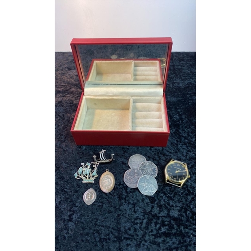 572 - A jewellery box containing collectible 50p coins, brooches depicting ships, a strapless watch and 2 ... 