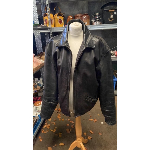 663 - Authentic ware Vent Couvert bomber-style leather jacket in XL