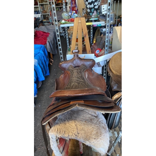 690 - Western saddle with numnah (stand not included)