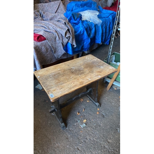 692 - Small oak pub table, approx W75cm x D45cm x H62cm