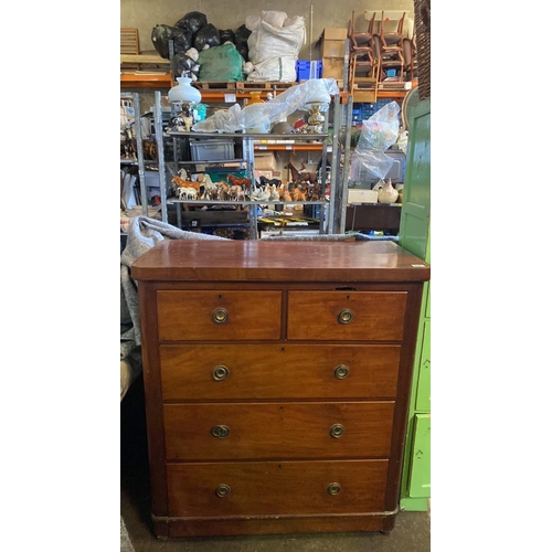 707 - A mahogany chest of drawers with 5 drawers and original furnishings. Beautifully built and in good c... 