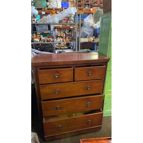 707 - A mahogany chest of drawers with 5 drawers and original furnishings. Beautifully built and in good c... 